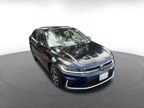 Used 2025 Volkswagen Jetta SE image 3