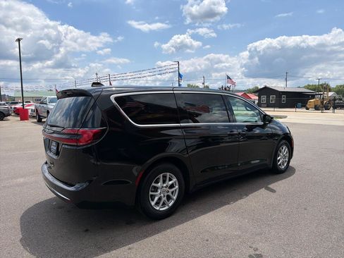 Used 2025 Chrysler Pacifica Select FWD image 4