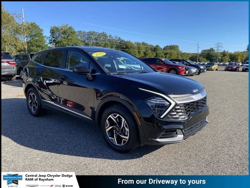 Used 2024 Kia Sportage LX image 1