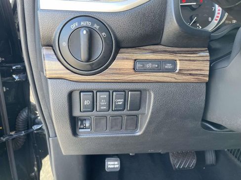 Used 2017 Nissan Titan SL image 17