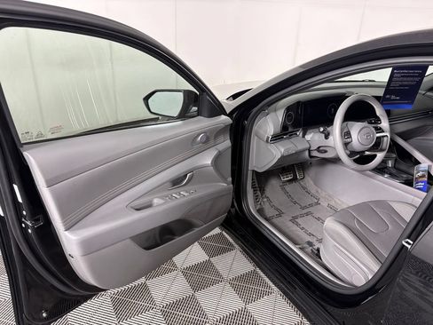 Used 2025 Hyundai Elantra SEL FWD image 11