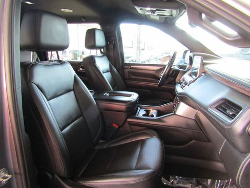 Used 2021 Chevrolet Suburban LT w/ Luxury Package RWD image 12