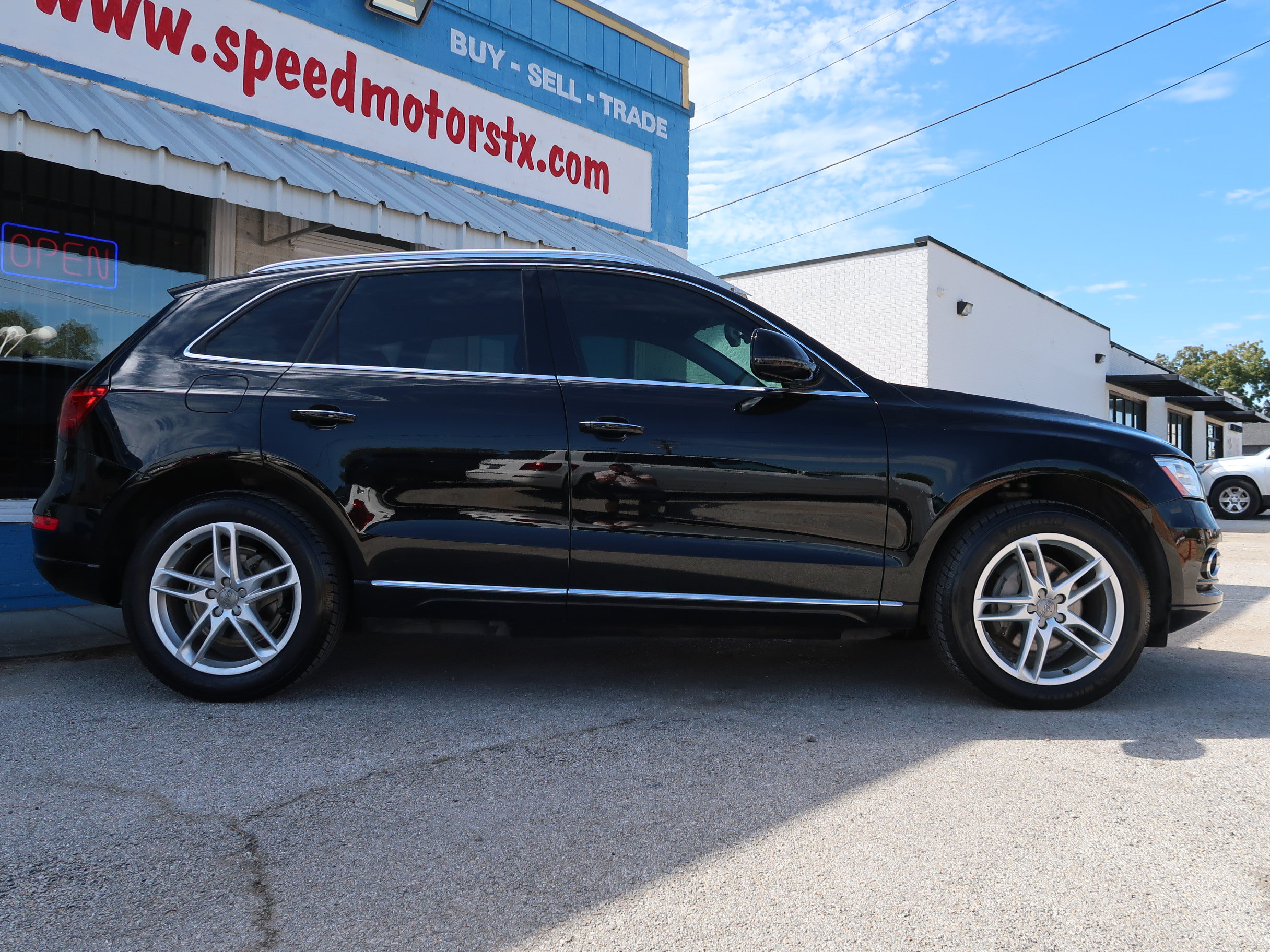 Used 2016 Audi Q5 2.0T Premium Plus w/ Technology Package AWD/4WD image 4