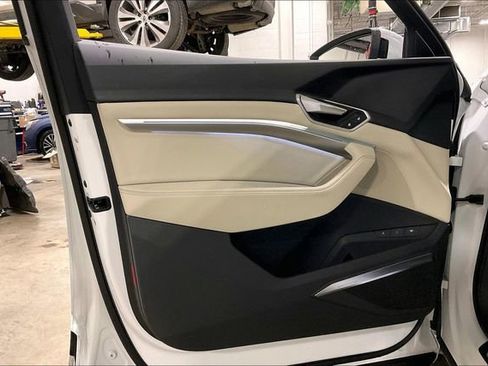 Used 2024 Audi Q8 e-tron Premium Plus w/ Premium Plus Package image 23