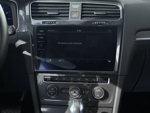 Used 2019 Volkswagen e-Golf SEL Premium image 36