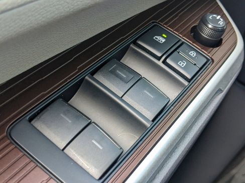 Used 2021 Toyota Sienna XLE w/ XLE Plus Package image 23