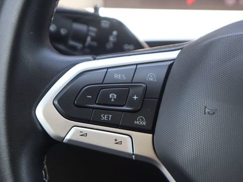 Used 2025 Volkswagen Tiguan SE AWD/4WD image 21