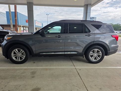 Used 2024 Ford Explorer XLT RWD image 2