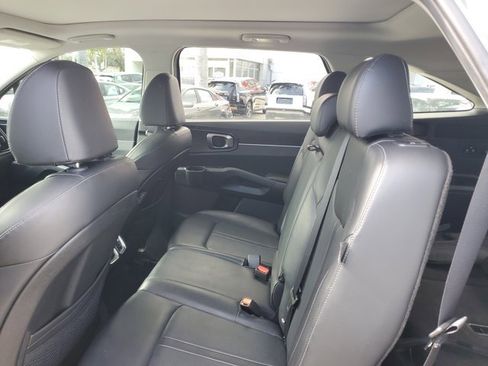 Used 2024 Kia Sorento S w/ Panoramic Sunroof Package image 9