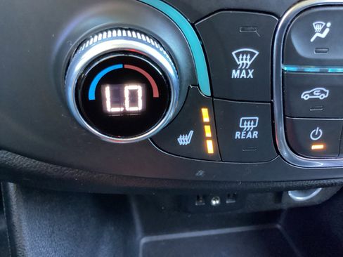 Used 2021 Chevrolet Traverse LT image 6