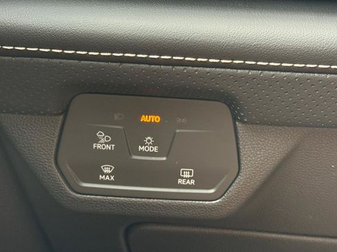 Used 2024 Volkswagen Atlas SE w/ Panoramic Sunroof Package FWD image 21