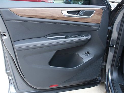 Certified 2025 Volkswagen Atlas SE image 13