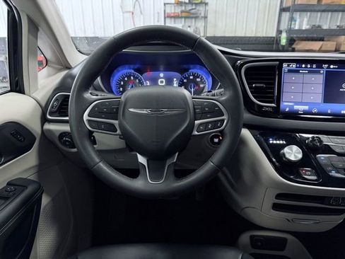 Used 2023 Chrysler Pacifica Touring-L FWD image 30
