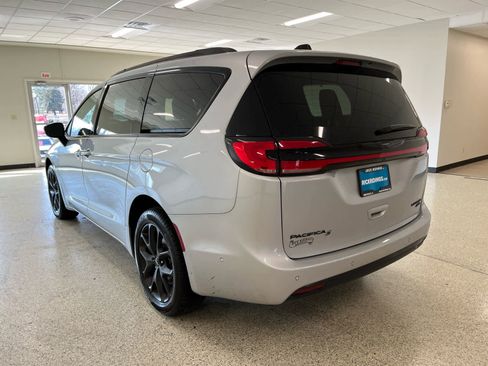 Used 2023 Chrysler Pacifica Limited w/ Uconnect Theater Family Group image 7