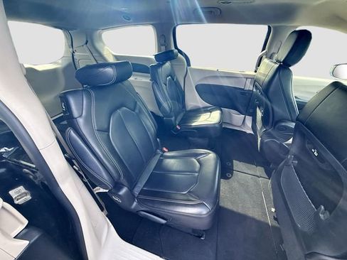 Used 2023 Chrysler Pacifica Touring-L FWD image 27