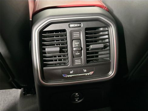 Certified 2026 Porsche Macan S AWD/4WD image 37