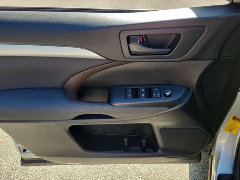 Used 2019 Toyota Highlander LE FWD image 12