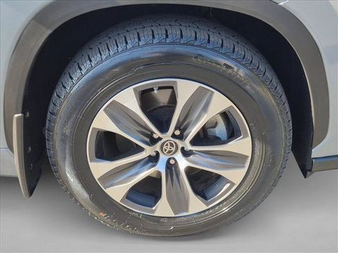 Used 2023 Toyota Highlander XLE FWD image 22
