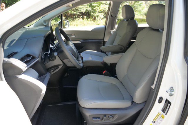 Used 2024 Toyota Sienna XLE w/ XLE Plus Package FWD image 34