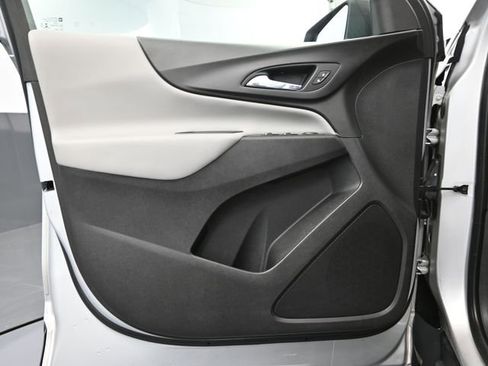 Used 2021 Chevrolet Equinox LS w/ LS Convenience Package image 18