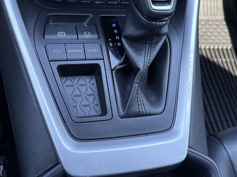 Used 2019 Toyota RAV4 XLE Premium FWD image 27