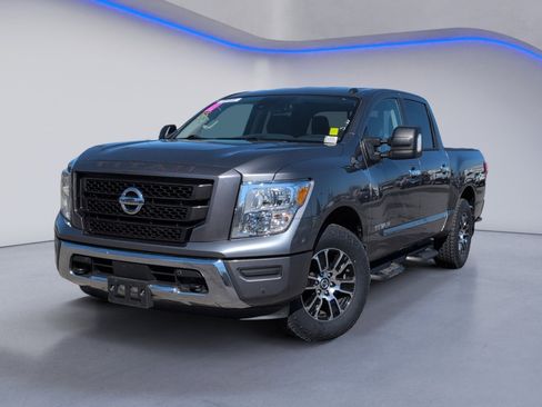 Used 2021 Nissan Titan SV w/ SV Convenience Package image 2