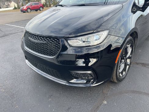 Used 2025 Chrysler Pacifica Limited image 2