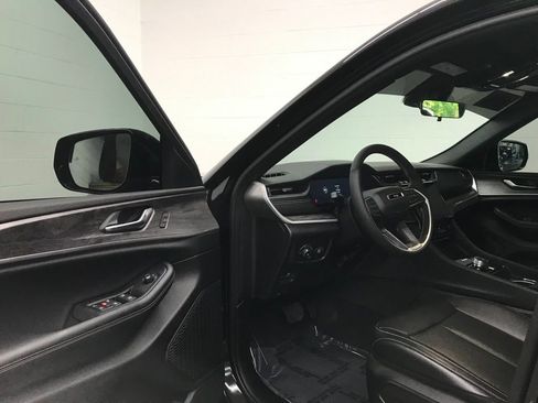 Used 2025 Jeep Grand Cherokee Limited image 11