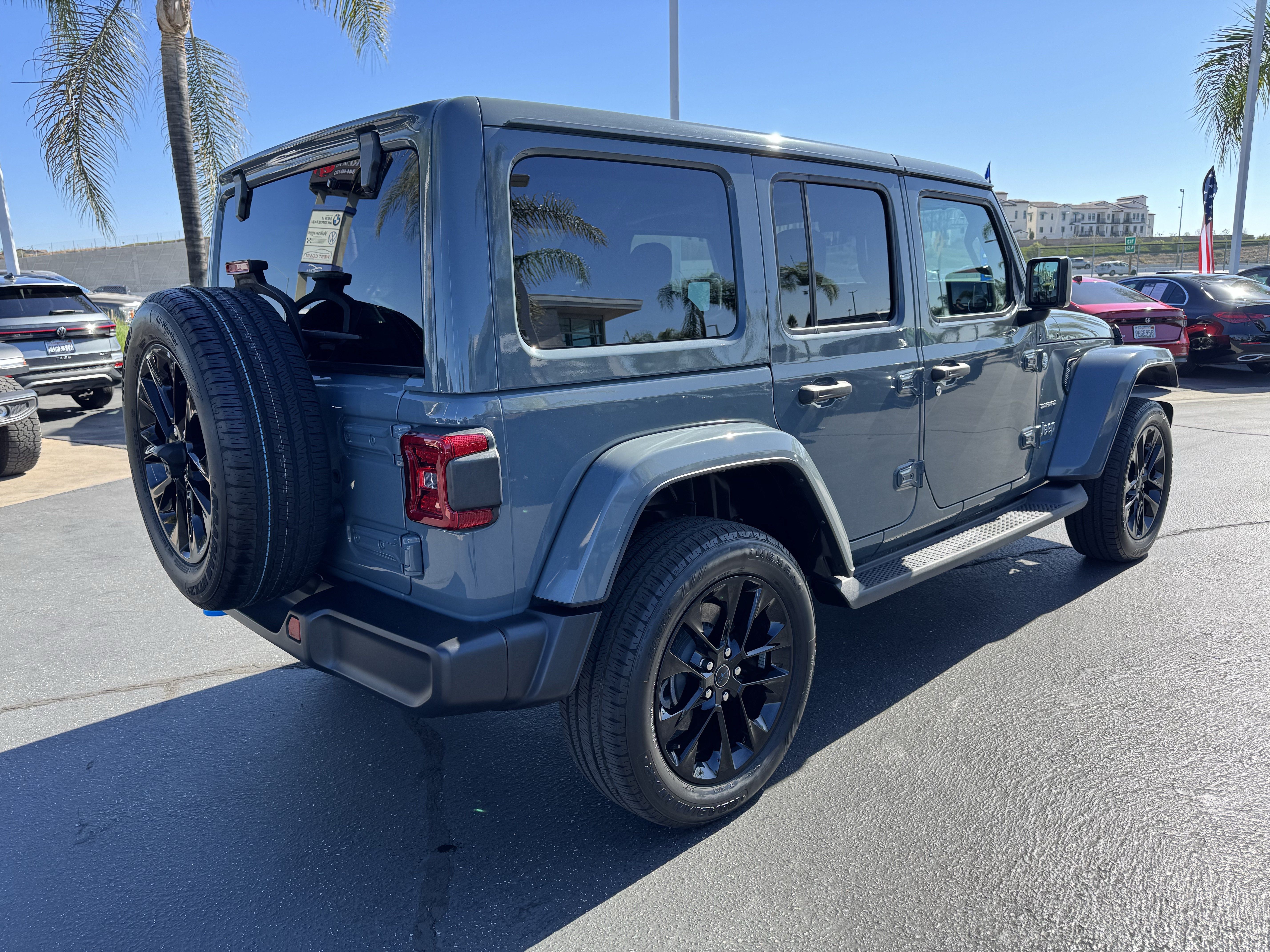 Used 2024 Jeep Wrangler Unlimited Sahara AWD/4WD image 9