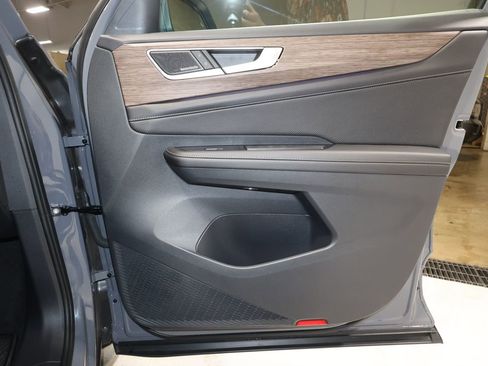 Used 2025 Volkswagen Atlas SEL Premium R-Line image 18