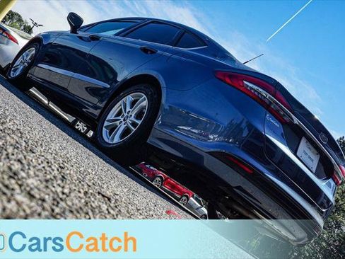 Used 2018 Ford Fusion SE w/ Fusion SE Technology Package image 5