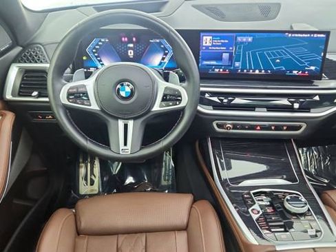 Used 2025 BMW X7 M60i image 41