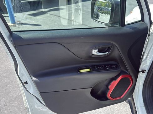 Used 2018 Jeep Renegade Trailhawk w/ UConnect 8.4 Nav Group AWD/4WD image 13