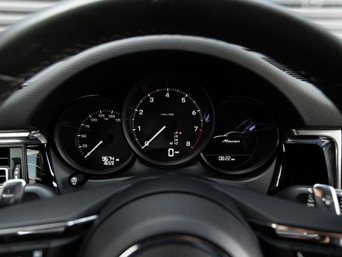 Certified 2025 Porsche Macan AWD/4WD image 17