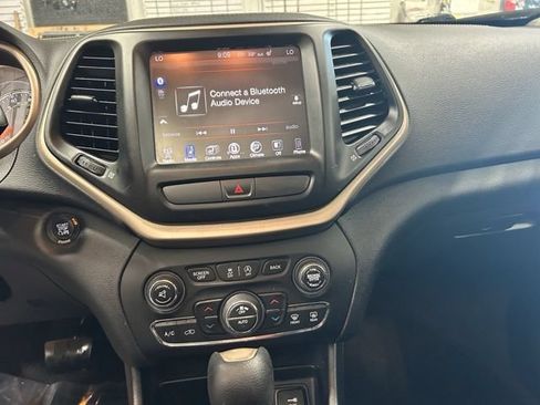 Used 2015 Jeep Cherokee Latitude w/ Comfort/Convenience Group AWD/4WD image 21