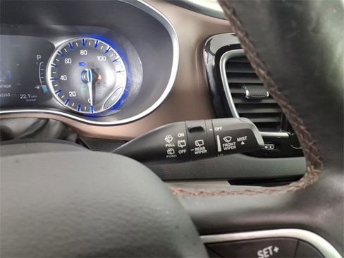 Used 2017 Chrysler Pacifica Touring-L Plus image 19