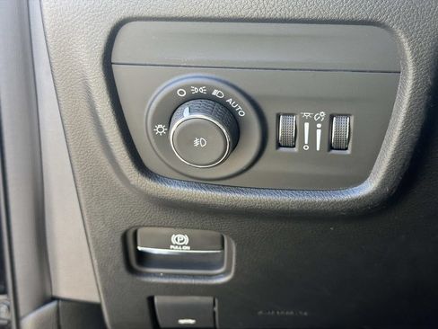 Used 2023 Jeep Grand Cherokee Overland w/ Luxury Tech Group IV AWD/4WD image 14