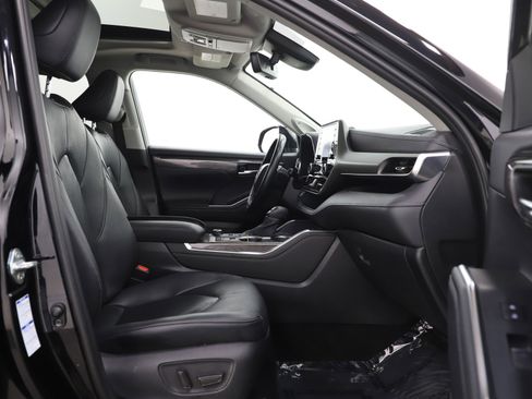 Used 2020 Toyota Highlander Limited image 11