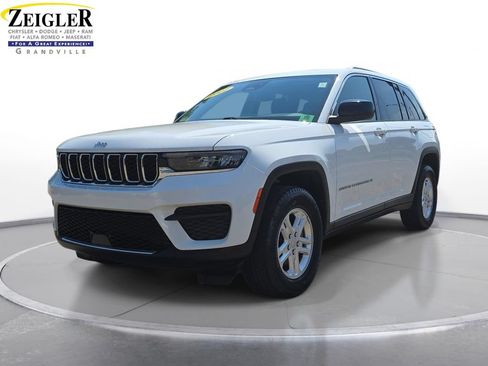 Used 2022 Jeep Grand Cherokee Laredo w/ Luxury Tech Group I AWD/4WD image 1