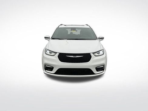 Used 2024 Chrysler Pacifica Pinnacle image 2