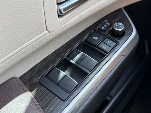 Certified 2022 Toyota Sienna Platinum FWD image 27