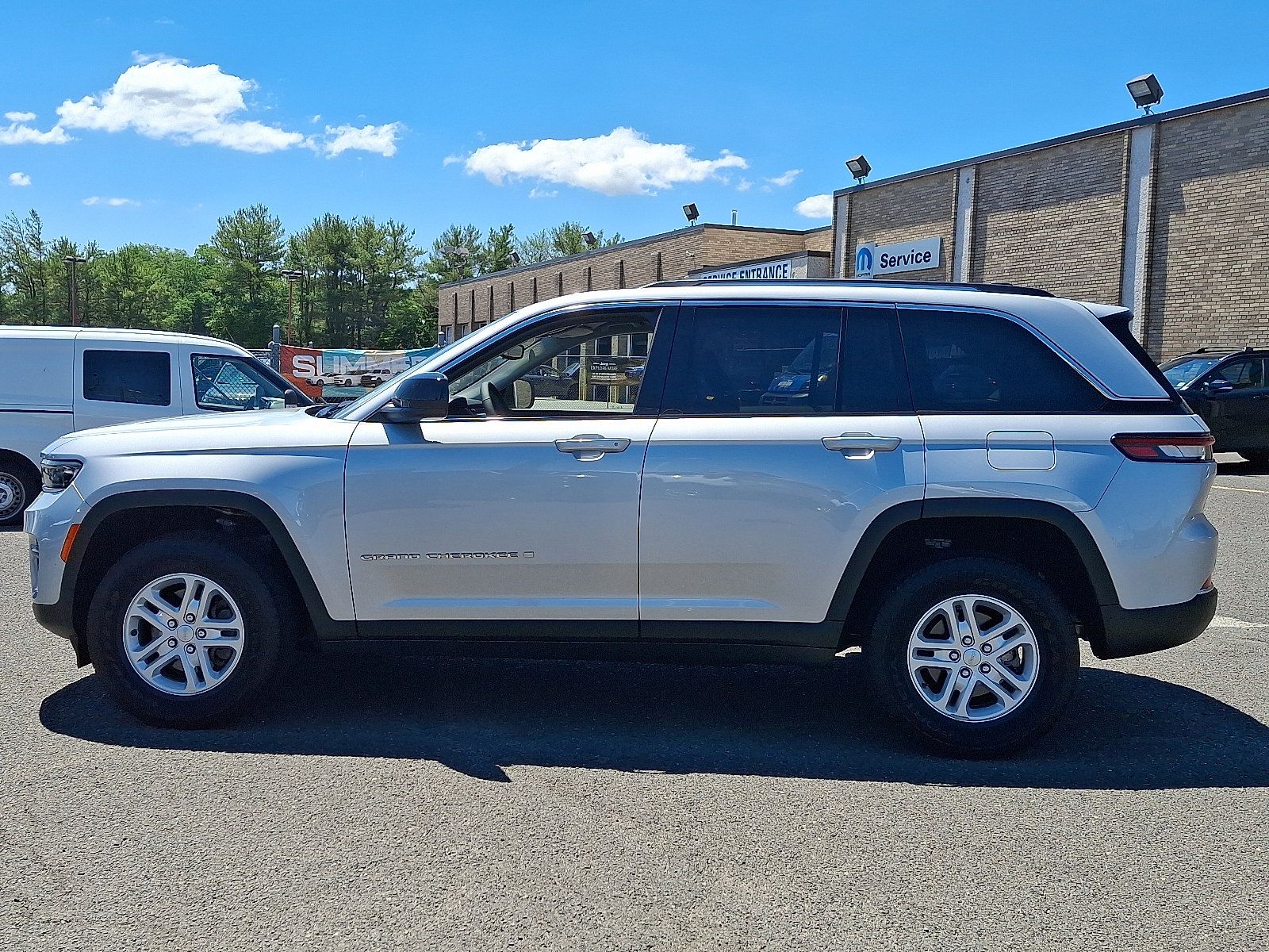 Used 2023 Jeep Grand Cherokee Laredo w/ Luxury Tech Group I AWD/4WD image 4