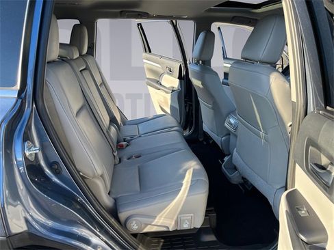 Used 2019 Toyota Highlander XLE image 18