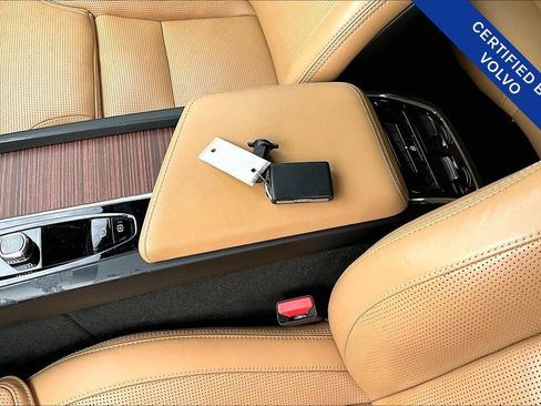 Certified 2023 Volvo XC60 B5 Ultimate w/ Protection Package Premier image 13