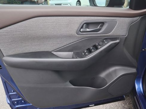 Used 2023 Nissan Rogue S image 16