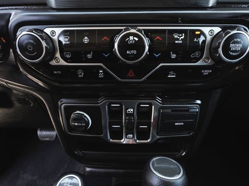 Used 2023 Jeep Gladiator Sport AWD/4WD image 22