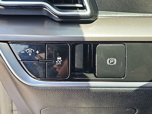 Used 2025 Kia Sportage EX FWD image 25