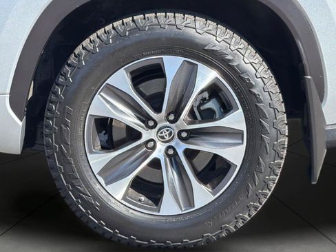 Used 2020 Toyota Highlander XLE AWD/4WD image 11