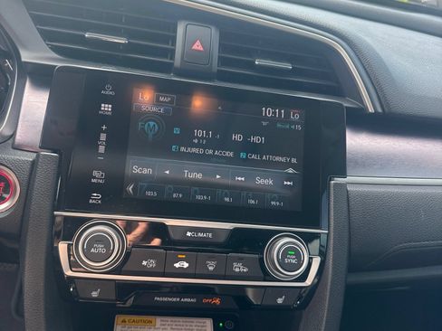 Used 2016 Honda Civic Touring image 4