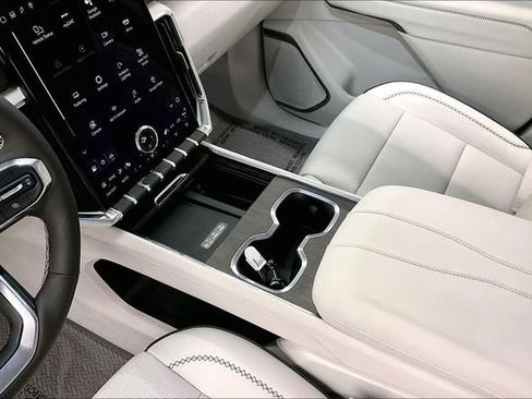 Used 2025 GMC Acadia Denali w/ Super Cruise Package image 15